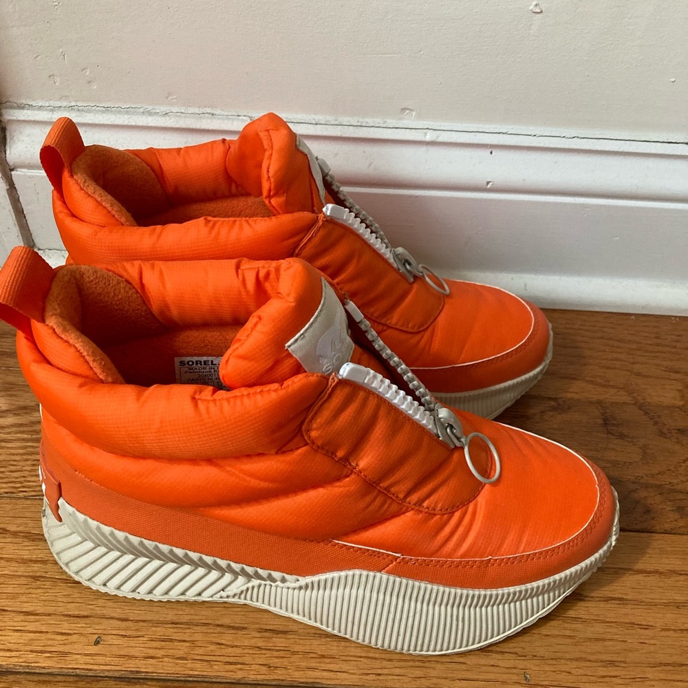 Sorel  Woman Out ‘N About Puffy Zip Waterproof Boot. Very good condition.